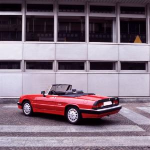 Alfa Romeo Spider 2.0 Quadrifoglio Verde 1986 года 